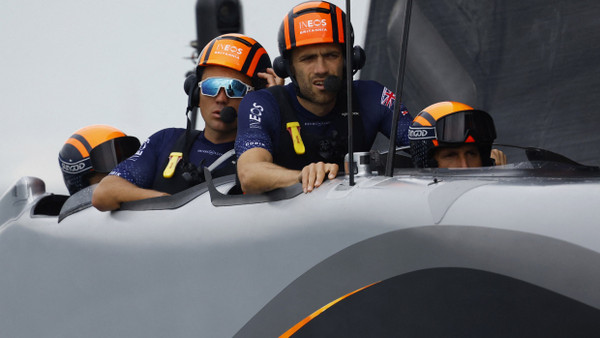 Teamwork: Die Crew um Ben Ainslie bereitet sich auf einen Start vor.