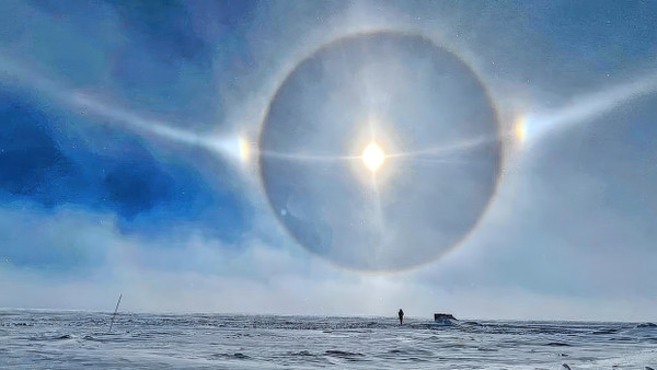 Oben Eis, unten Eis: Über der Bohrstelle in der Antarktis bricht sich das Licht an Kristallen in der Luft.