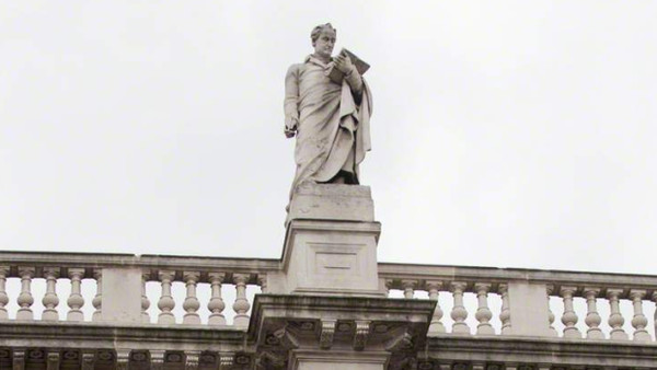 A. N. Wilsons Forderung an seine Landsleute, mehr Neugier auf Goethe zu entwickeln, wäre im neunzehnten Jahrhundert unnötig gewesen. Damals schuf Edward William Wyon diese Goethe-Statue für eine herausgehobene Position an der Fassade der Royal Academy in London.