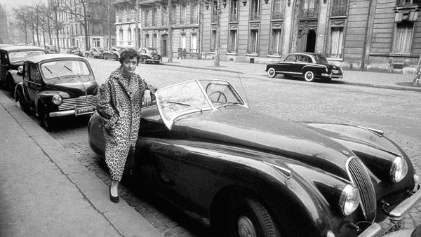 Françoise Sagan war eine Frau, die einen Sportwagen vom Typ Jaguar XK 140 mit einem Leopardenfellmantel zu kombinieren wusste.