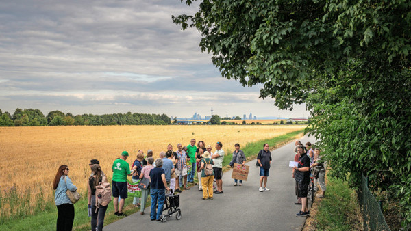 Protestaktion: Etwa 30 Personen sehen sich in Bad Homburg die Felder an, die möglicherweise einer Gewerbefläche weichen müssen.