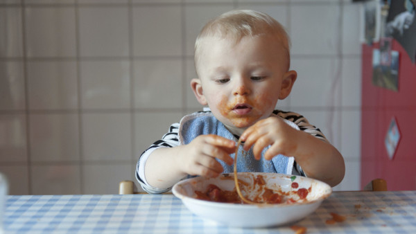 20 Monate alter Junge beim Essen