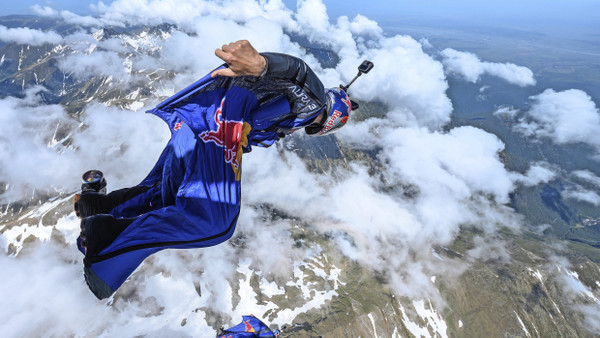 Natürlich mit Kamera: ein Wingsuit-Springer über Rumänien