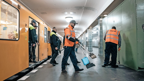 Pilotprojekt Reinigungsstreife: Alex Schiller (in der Mitte in Orange) mit Kollegen von Reinigung und Sicherheit der BVG am U-Bahnhof Schönleinstraße