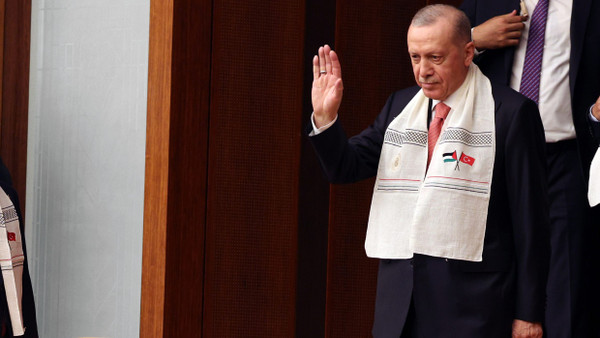 Zieht mehr als nur Fäden im Hintergrund: Der türkische Präsident Recep Tayyip Erdoğan bei einer Rede von Palästinenserpräsident Mahmud Abbas im türkischen Parlament im August dieses Jahres