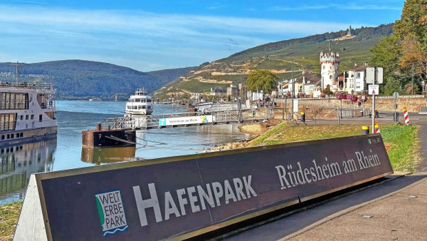 Direkt am Rhein: Am Leinpfad in Rüdesheim wird für den Besuch des Hafenparks geworben.