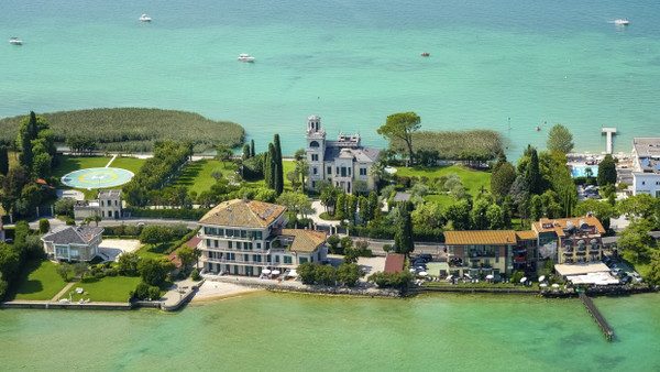 Die Villa Ansaldi mit ihrem markanten Turm am Gardasee war Schauplatz groß inszenierter Festlichkeiten ihres Besitzers René Benko.