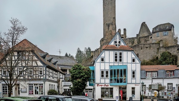 Wer darf wo wie lange parken: Die Frage beschäftigt Eppstein in der Altstadt rund um die Burg.