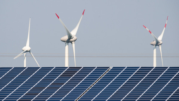 Größere Solaranlagen, etwa auf Scheunendächern, sollen ihren Strom bald selbst vermarkten.