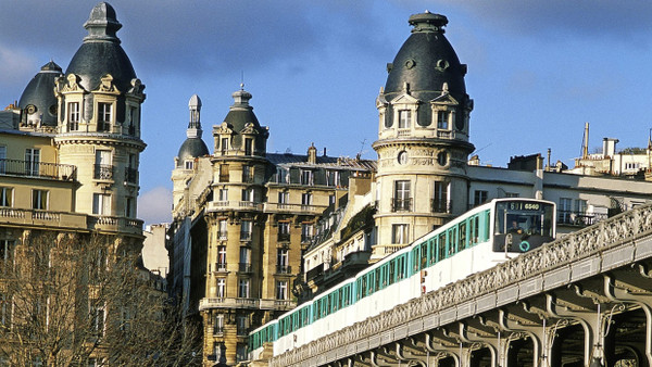 Aus der Häuserschlucht von Passy über die Seine hinüber in  den Vaugirard: Métrozug der Linie 6 auf der Pont de Bir-Hakeim.