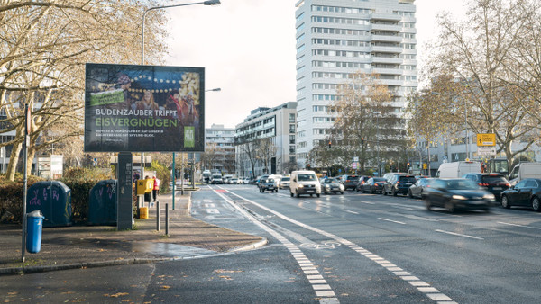 Eine Ströer-Werbetafel an der Frankfurter Miquelallee