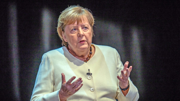 Wer schreibt die Geschichte einer Kanzlerin? Angela Merkel im Deutschen Theater