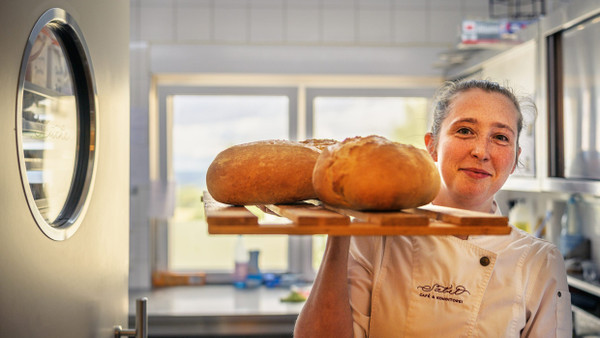 Auch mehrere Sorten Brot backt die Konditorin in ihrer Backstube im Taunus. Gerade sind einige Laibe Französisches Landbrot fertig geworden.