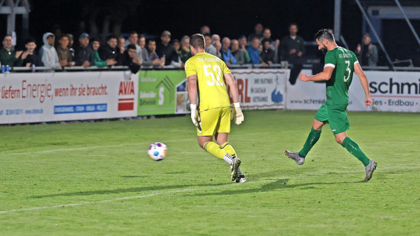 Sie sehen tatenlos zu: Christian Träsch (rechts) erzielt für den FC Gerolfing ein Tor ohne Gegenwehr der Gegner vom SV Aschau.