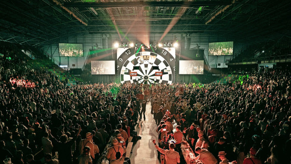 Begeistertes Publikum: 4500 Darts-Fans sind am Samstag in die Ballsporthalle gekommen.