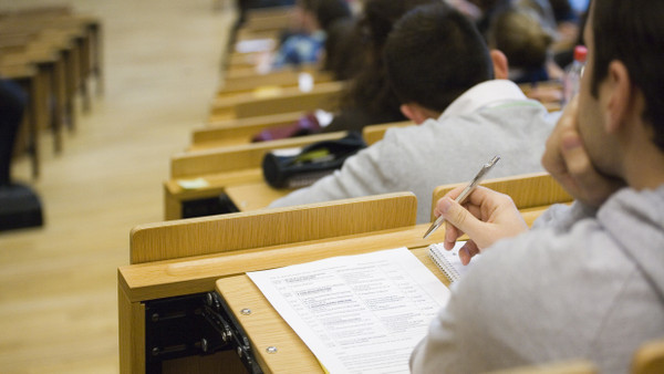 Auch wer die Staatsprüfung nicht schafft, soll künftig ein Zeugnis über das im Jurastudium erworbene Wissen vorzeigen können.