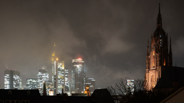 Commerzbank bleibt gefragt: Blick auf die Frankfurter Hochhäuser vom Balkon des Sternerestaurants Seven Swans