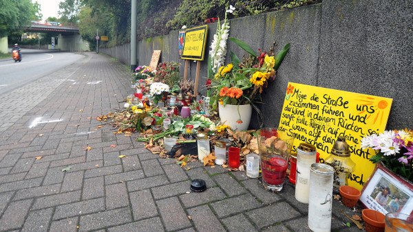 Die Unfallstelle von Silke T. im hessischen Kriftel am Mittwoch, den 23. September 2015, zuvor hatte ein Autofahrer sie überfahren und 400 Meter mitgeschleift.