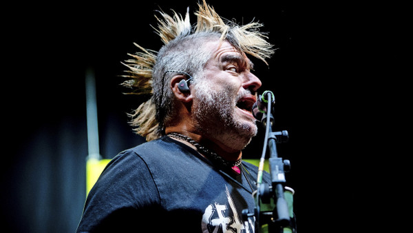 Wenn du ein guter Musiker bist, gründest du keine Punkband: Fat Mike, Sänger von NOFX, im Konzert im Mai