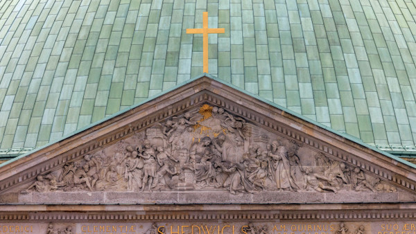 Zeit-Zeichen: Portikus mit Kreuz und Kuppel der St.Hedwig-Kathedrale am Berliner Bebel-Platz