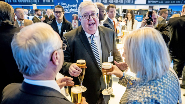 Hier serviert der Chef: IHK-Hauptgeschäftsführer Matthias Gräßle stößt mit Digitalministerin Kristina Sinemus (rechts) und Wolfram Wrabetz an.