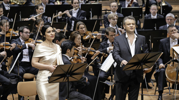 Fliegen auf Flügeln der Berliner Philharmoniker: Francesca (Galina Cheplakova, links) und Paolo (Dmytro Popov)