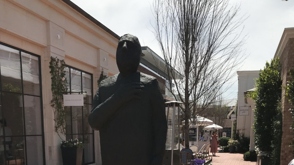 Jim Rennerts fast drei Meter hohe Bronzeplastik „Steadfast“ am Eingang zu einer Gassen von Palisades Village, aufgenommen 2019