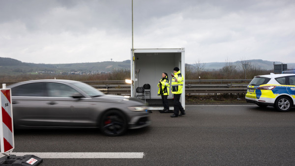 Zwei Bundespolizisten zwischen Schengen und Perl an der luxemburgisch-deutschen Grenze