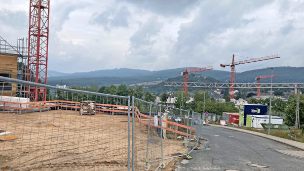 Mit Blick auf die Burg: Links ist die Baustelle der neuen Kita in Königstein, davor stehen weitere Kräne.