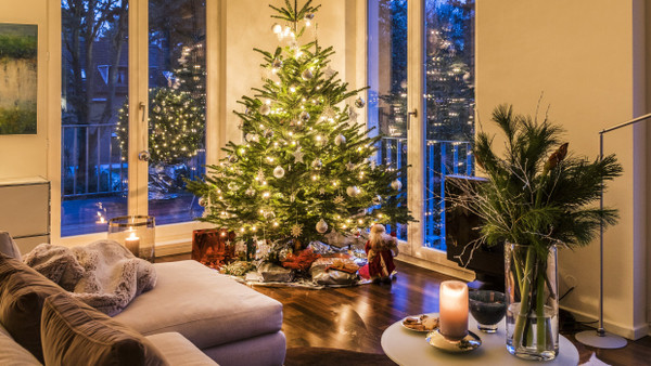 Ein Weihnachtsbaum mit Geschenken in einer Wohnung in Hamburg