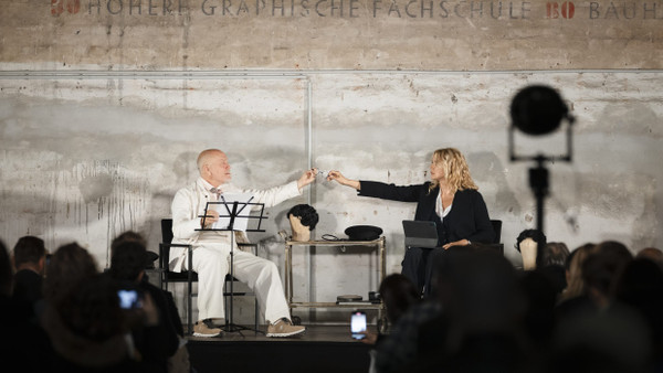 Beeindruckender Rahmen, dürftige Charakter: John Malkovich und Veronica Ferres lesen „Stahltier“ von Albert Ostermaier in der Nürnberger Kongresshalle