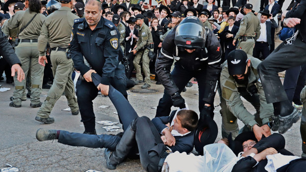 Ultraorthodoxe Juden demonstrieren vor einem Rekrutierungsbüro der israelischen Armee in Jerusalem.