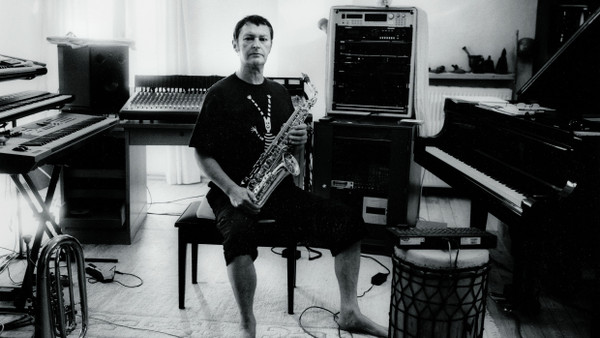 Saxophone – mehr als nur Ritterrüstungen für Aale, wenn Hans-Jürgen Buchner sie in die Hand nimmt. Das Porträt entstand 2004.