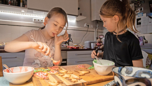 Macht viel Spaß: Plätzchen backen mit Kindern. Richtig aufgeteilt ergibt das bunte Teller für mehrere Familien.