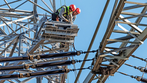 Spannungsreiches Thema: Allein der Ausbau der Strom-Übertragungsnetze wird nach Schätzung der Bundesnetzagentur bis 2045 rund 300 Milliarden Euro kosten.