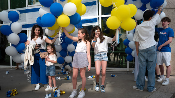 In Gedanken bei den Geiseln: Bei der Feier zum israelischen Unabhängigkeitstag erinnern gelbe Ballons an die Opfer der Hamas.