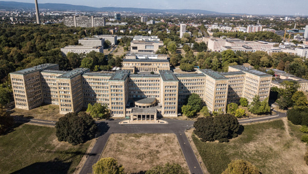 Die Uni Frankfurt muss als Eigentümerin ihrer Gebäude selbst für deren Erhalt sorgen. Auch dafür braucht sie Rücklagen.