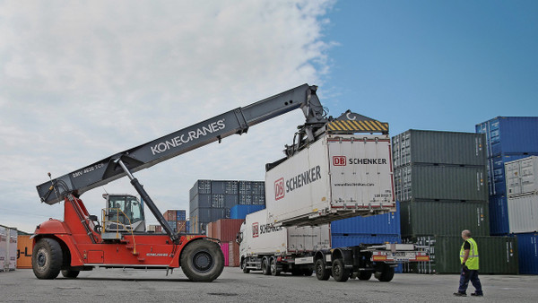 Schweres Ding: Container von DB Schenker in Hamburgs Hafen