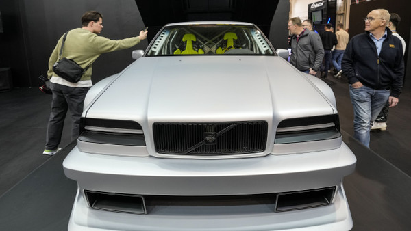 Unter chinesischer Geely-Flagge wandelt sich das schwedische Traditionshaus Volvo in den nächsten Jahren zum Elektroautobauer, hier der elektrische Volvo 850 auf der Essener Motor-Show im November 24.