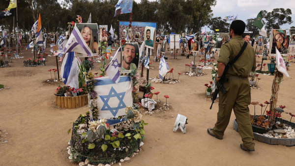 Die Bilder sind längst nicht verblasst: Ein israelischer Soldat besucht eine Installation, die an die Ermordeten auf dem Super Nova Festival in Südisrael erinnert.