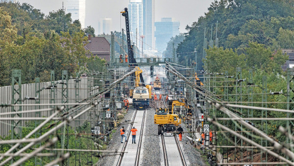 Die Generalsanierung der Riedbahn, vor der Skyline von Frankfurt, wird in dieser Woche abgeschlossen.