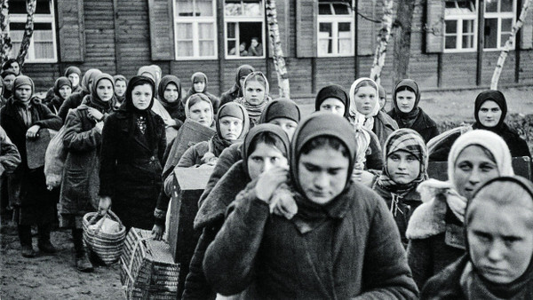 Sowjetische Zwangsarbeiterinnen bei der Ankunft in Berlin, Dezember 1942.