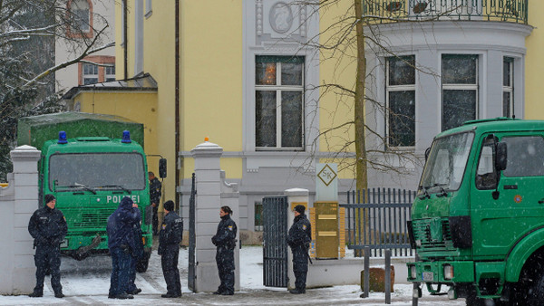 Razzia in bester Lage: Im Februar 2013 wurde die Villa der Firmengruppe S&K in Sachsenhausen durchsucht.