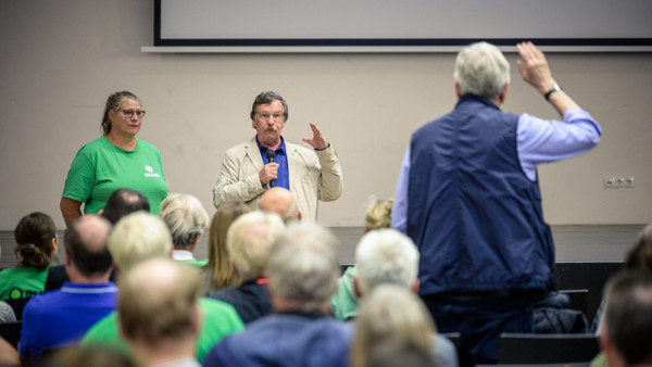 Informationsveranstaltung im Bürgerhaus Marxheim: Dr. Werner Neumann (mittig), Sprecher des BUND, informiert die Bürger Hofheims über den geplanten Netzausbau.