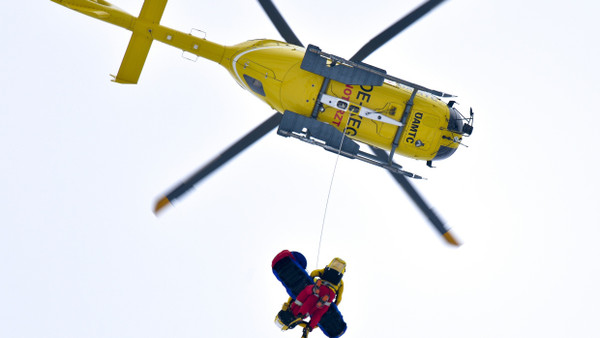 Rettungshubschrauber im Dauereinsatz: Am Freitag gab es in Kitzbühel die nächsten schweren Stürze (Archivbild).