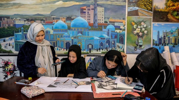 Mädchen in einer Kunstschule in der afghanischen Hauptstadt Kabul im November 2024