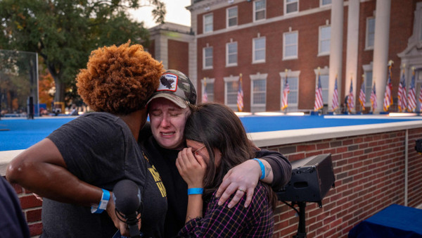 In Trauer vereint: Anhänger von Kamala Harris an der Howard University nach der Präsidentschaftswahl