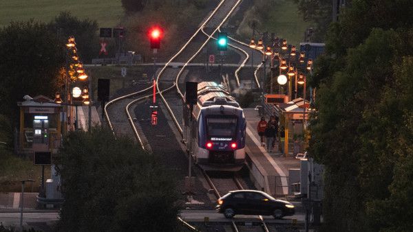 Kommt nicht so häufig vor: Ein Wasserstoffzug fährt durch den Bahnhof von Wehrheim im Taunus.