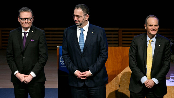 James A.Robinson, Daron Acemoglu und Simon Johnson (Von links nach rechts)