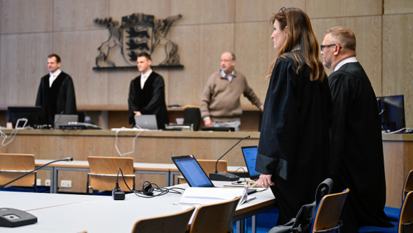 Die Rechtsanwälte der beiden Angeklagten stehen am Dienstag in einem Saal im Landgericht Mannheim.